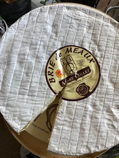 Brie de Meaux, vars historia går tillbaka ända till 700-talet, är en…