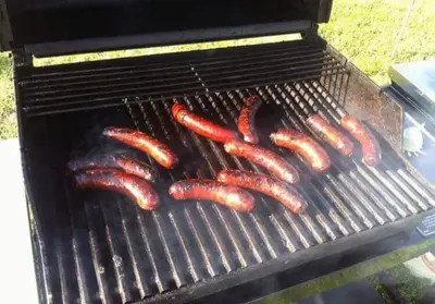 Heberleins "Heberleinare" är en smakrik kallrökt korv.