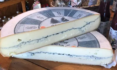 Morbier är en fransk halvmjuk ost från Franche-Comté med ett…