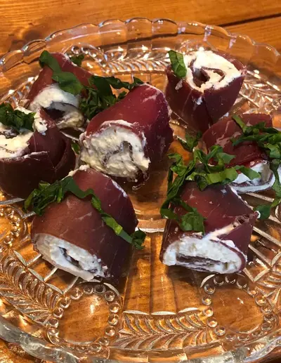 Bresaola är en charkuterivara tillverkat av saltat och kryddat nötinnanlår.