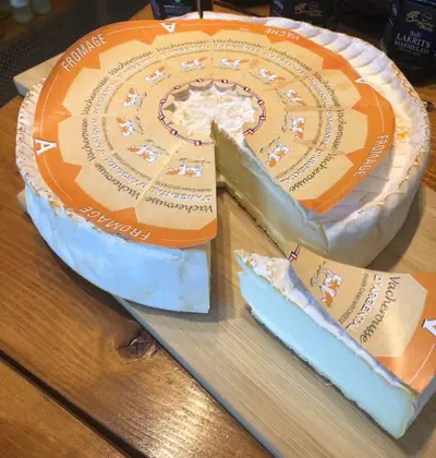 Vacherousse d'Argental är en tvättad ost från Lyontrakten i sydöstra Frankrike.