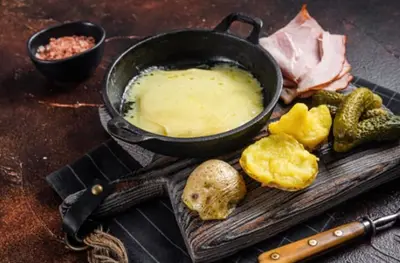 Raclette är en läcker, krämig och halvmjuk ost som främst används i smält form.