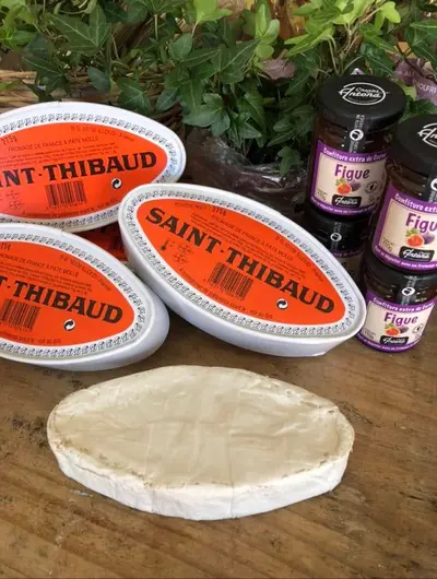 Saint-Thibaud är en härligt krämig och mild vitmögelost i brie-stil,…