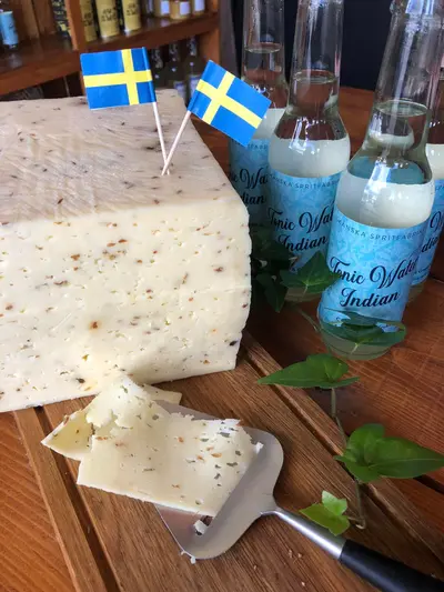 Kryddost från Glada Bondens Mejeri i Boxholm är en svensk klassiker,…