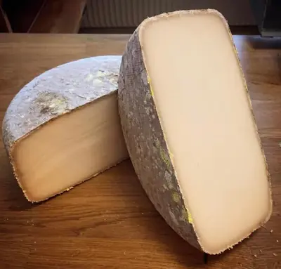 Härliga Caprinelle är en pressad hård getost med tvättad kant från…