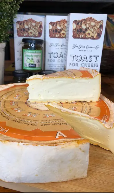 Vacherousse d'Argental är en tvättad ost framställd av Fromagerie…