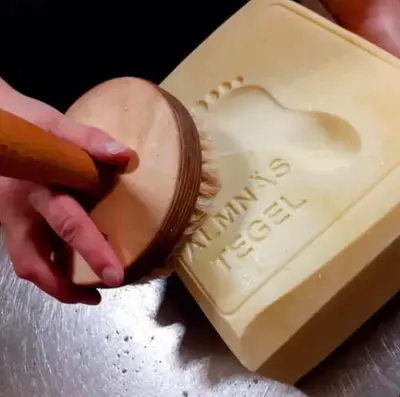 Tegel är en hårdpressad "skållad" ost inspirerad av det handslagna…