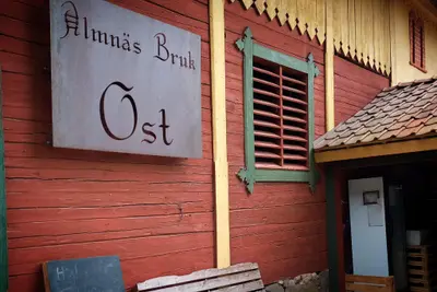 Tegel är en hårdpressad "skållad" ost inspirerad av det handslagna…