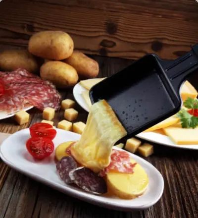Raclette -- en läcker, krämig och halvmjuk ost som främst används i smält form.