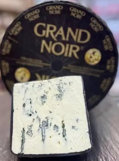 Grand Noir är en blåmögelost från Bayern i sydöstra Tyskland.