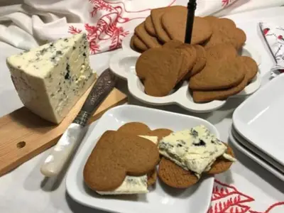 Grand Noir är en blåmögelost från Bayern i sydöstra Tyskland.