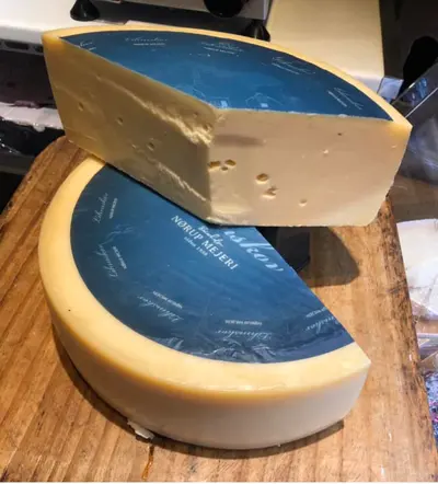 Från det familjeägda Nørup Mejeri, på Jylland i Danmark kommer…