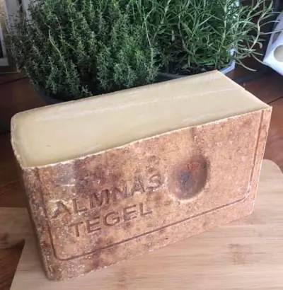 Tegel är en hårdpressad "skållad" ost inspirerad av det handslagna…