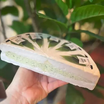 En pastöriserad krämig Brieost med underbar ramslöksfyllning i mitten.