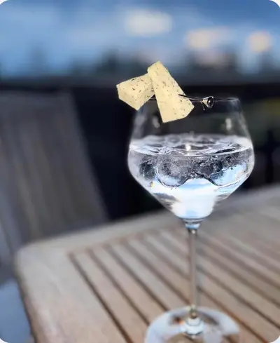 Osten Zirbenkönigin matchad med en Gin & Tonic.