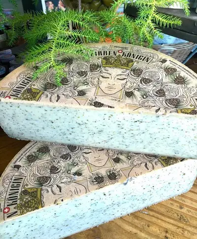 Osten Zirbenkönigin matchad med en Gin & Tonic.