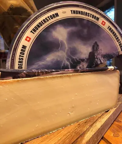 I den vackra dalen vid foten av Churfirstenbergen i Schweiz ligger…