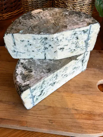 Hyby Blå Blåmögelost från Soldattorpets Mejeri i Hyby är en noggrant…